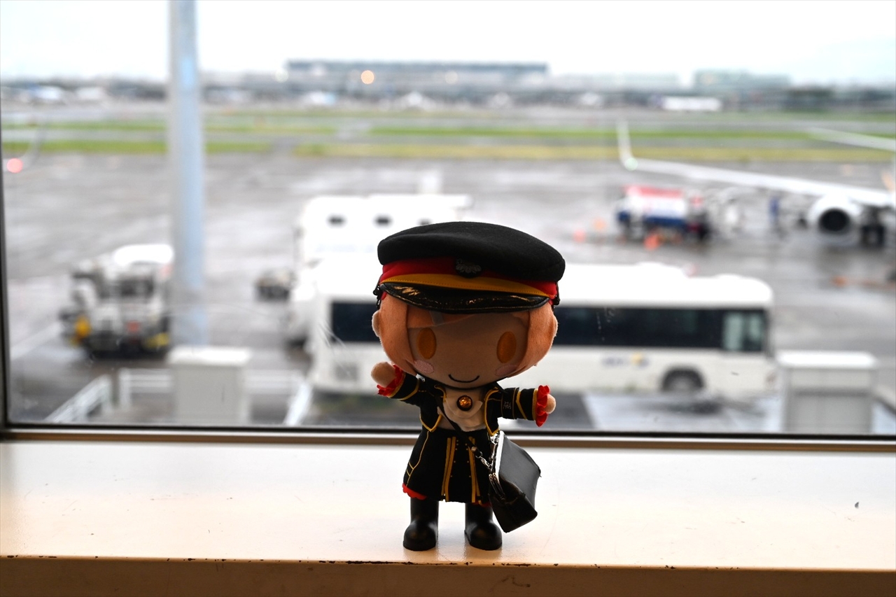 弥奈さん空港に立つ 弥奈さん空港に立つ