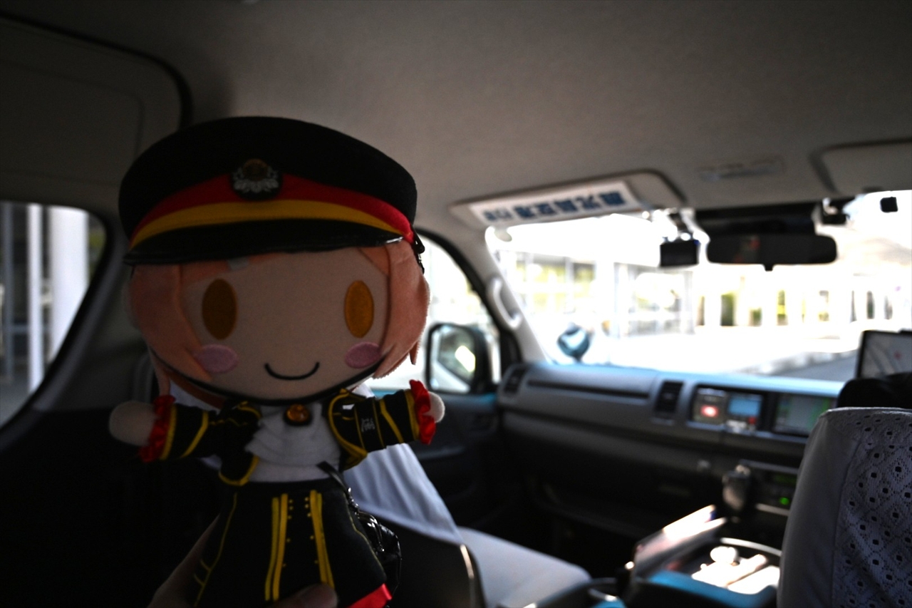 思わぬ貸し切りに車内ではしゃぐ弥奈さん 思わぬ貸し切りに車内ではしゃぐ弥奈さん