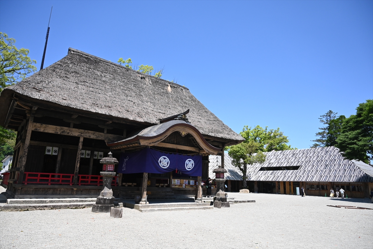 本殿と国宝館 本殿と国宝館