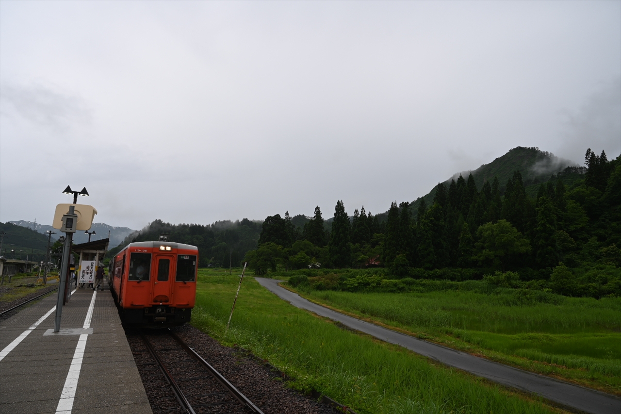 停車中の110系遠景 停車中の110系遠景