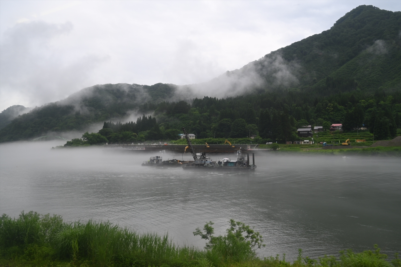 川面で操業中の重機1 川面で操業中の重機1