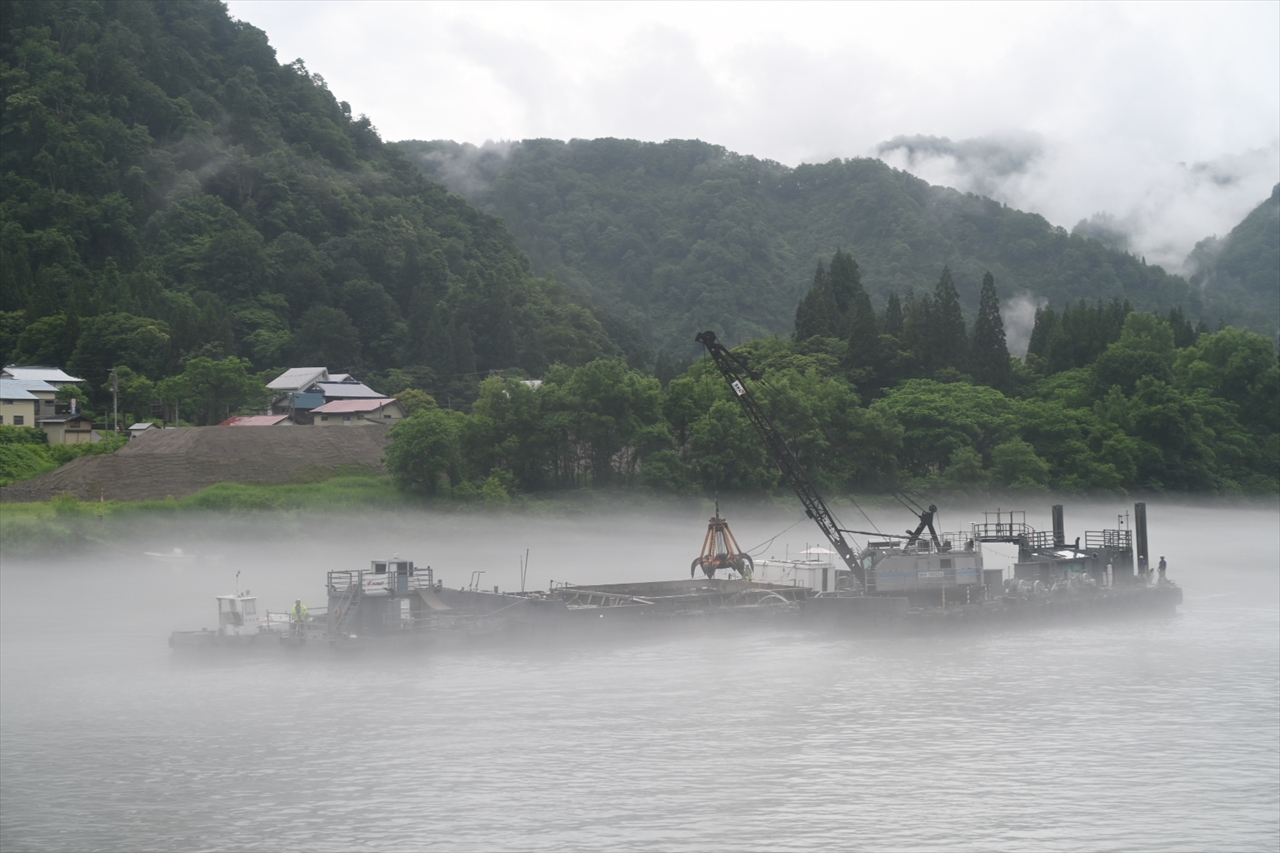 川面で操業中の重機2 川面で操業中の重機2
